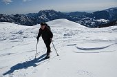 12-IL VENTO METTE A DURA PROVA GLI ESCURSIONISTI